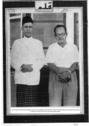 Kiyai Hasan bin Ahmad (bersongkok) bersama-sama sahabatnya ...