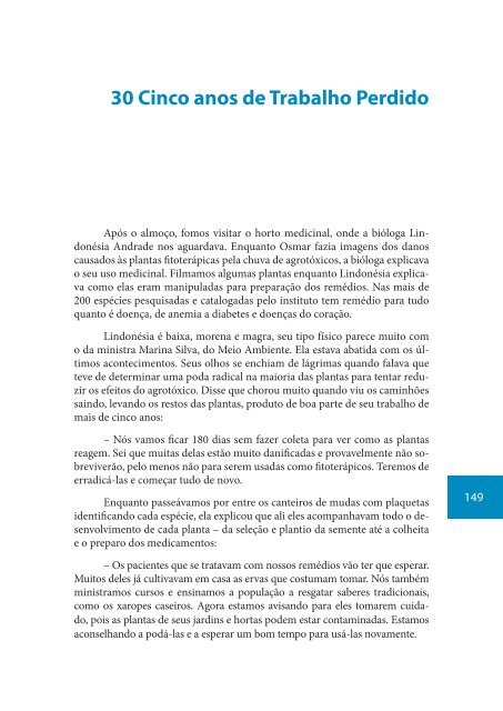 Um avião contorna o pé de jatobá e a nuvem de agrotóxico pousa ...