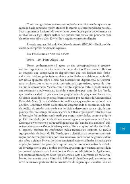 Um avião contorna o pé de jatobá e a nuvem de agrotóxico pousa ...