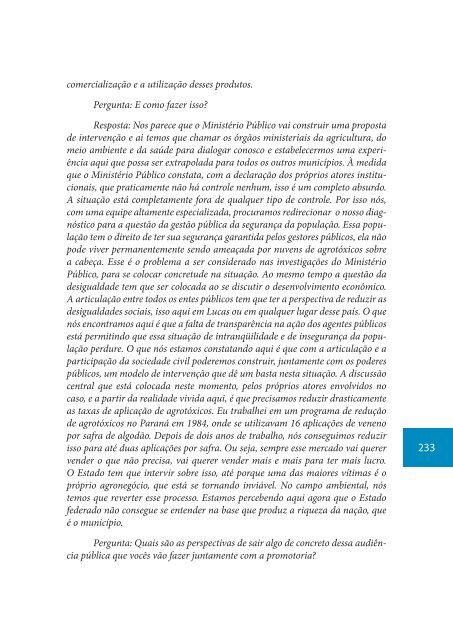 Um avião contorna o pé de jatobá e a nuvem de agrotóxico pousa ...