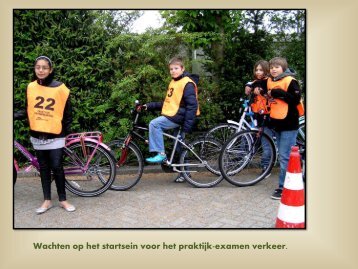 Wachten op het startsein voor het praktijk-examen verkeer.