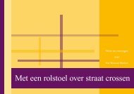 Met een rolstoel over straat crossen - Digital