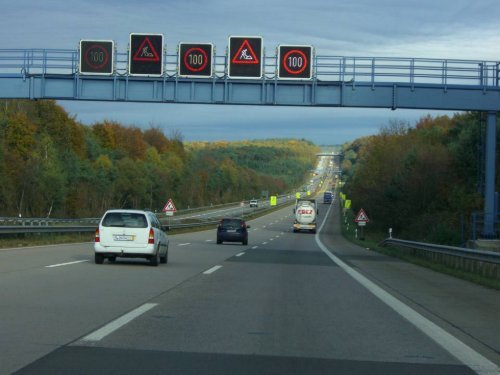 Neue Regelwerke und Normen für vertikale Verkehrszeichen ...