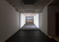 10_Julia Willms, „Passageway“ (2005:2016), Audiovisuelle Rauminstallation, Still aus dem Film, © Julia Willms : BNKR, „Im Raum mit_“, Fotografie Elias Hassos