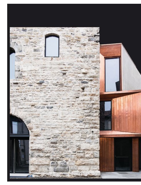 Una estructura contemporanea apuntala una torre medieval  por el arq. Carlos Sánchez Saravia