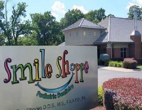 Signboard outside Smile Shoppe Pediatric Dentistry Rogers AR