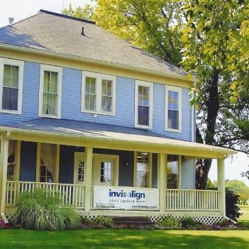 Front view of Indianapolis dentist Washington Square Cosmetic & Family Dentistry