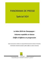 Yalangoch ayolning külotsiz ochiq koylakdagi fotosurati